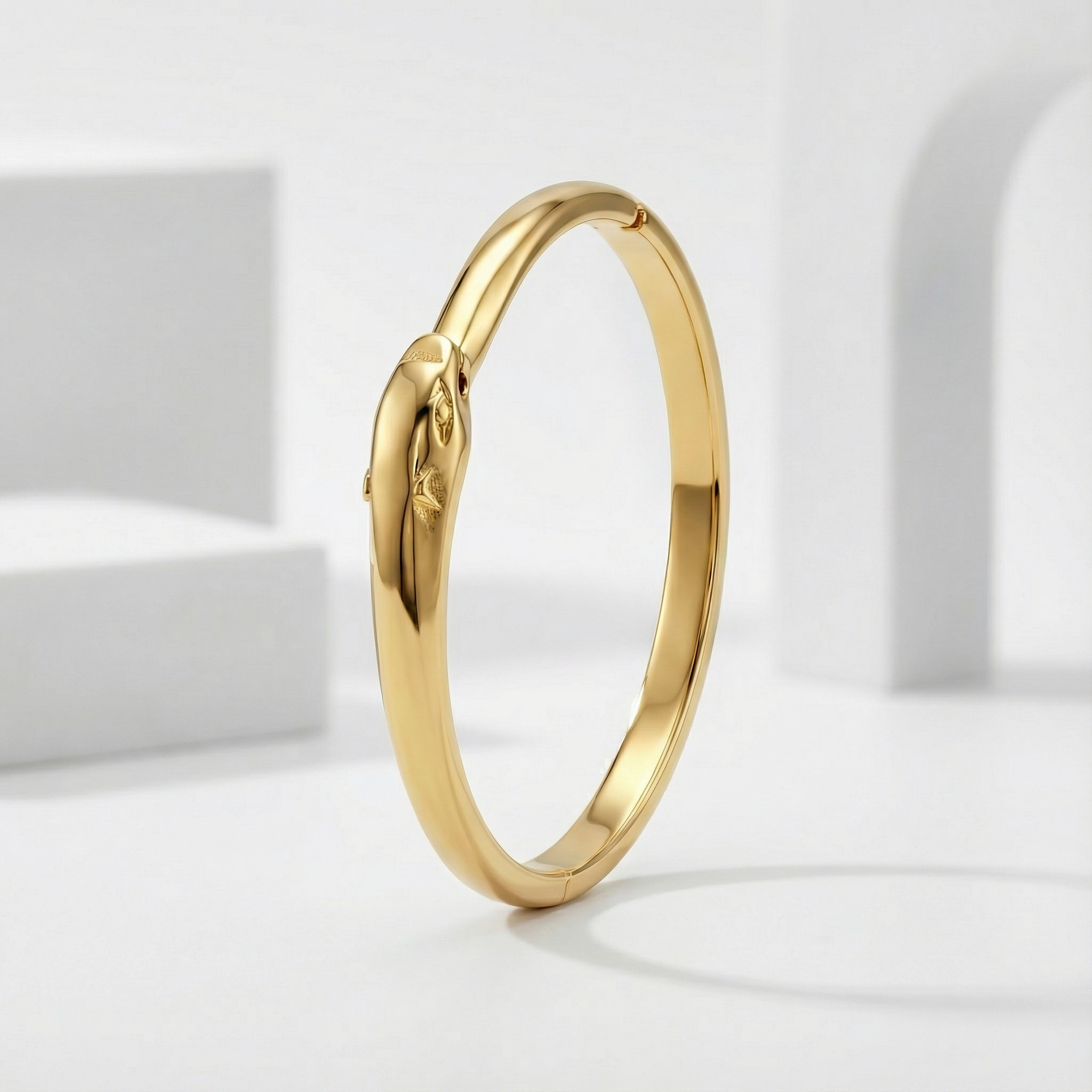 Royal Curve Gold 18 Carat Gold Finished PVD Coated Anti-Tarnish Bracelet