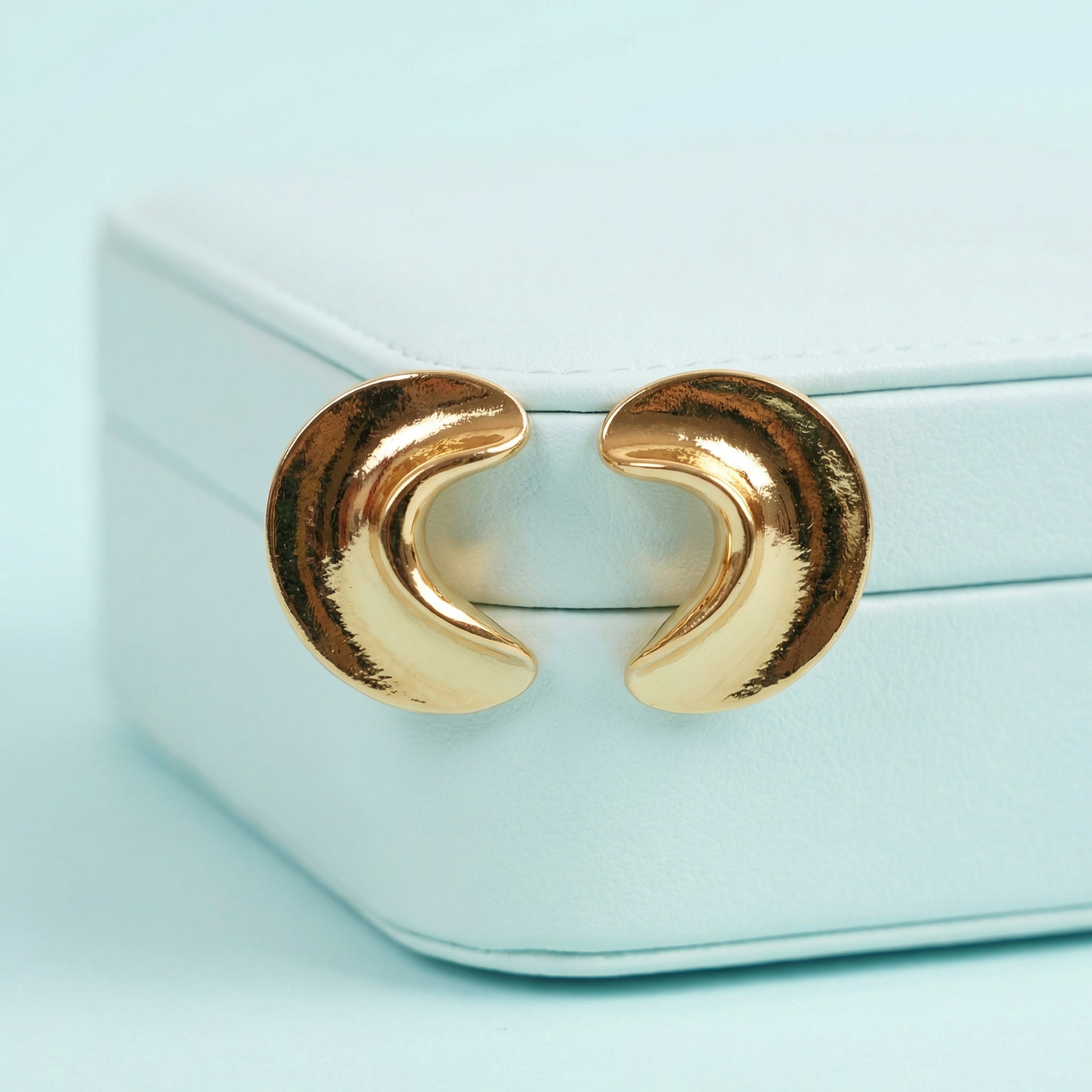 Luna Curve Stud 18 Carat Gold Finished PVD Coated Anti-Tarnish Earrings